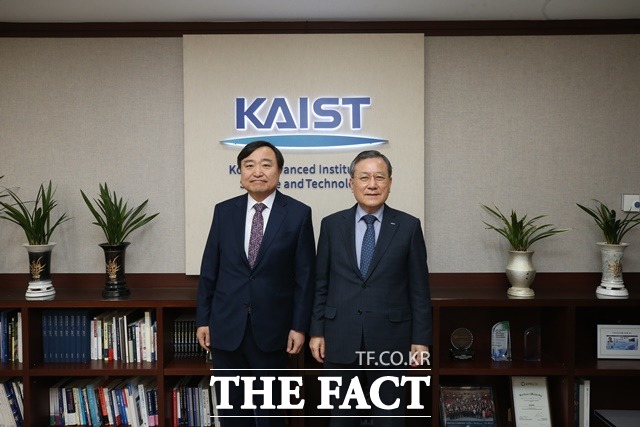 KAI 안현호(왼쪽) 사장이 KAIST 신성철 총장과 만나 위성 분야 협력을 논의했다./KAI 제공