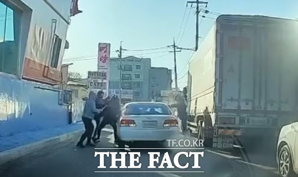 달리던 차량 앞을 가로막은 일당이 둔기로 차량을 부순 뒤 운전자와 동승자를 폭행하는 사건이 발생해 경찰이 수사에 나섰다./온라인 커뮤니티 갈무리