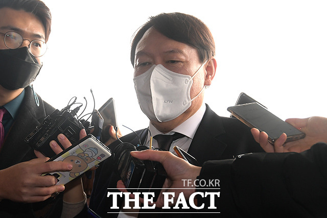 윤석열 검찰총장이 지난 1일 오전 경기도 과천 정부과천청사에서 박범계 신임 법무부 장관을 예방하기 전 취재진의 질문에 답하고 있다./이선화 기자