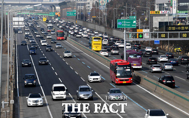올해 설 연휴 기간 경부고속도로 버스전용차로 단속 시간이 연장 운영된다. 설 연휴 첫날인 2020년 1월 24일 오후 경기도 용인시 신갈분기점 인근 경부고속도로가 귀성행렬로 인해 정체를 빚고 있다. /임세준 기자