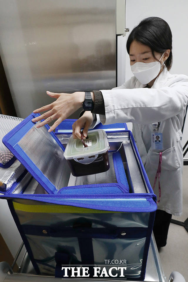 의료진이 냉장고에 보관된 백신을 이송가방에 옮기고 있다.