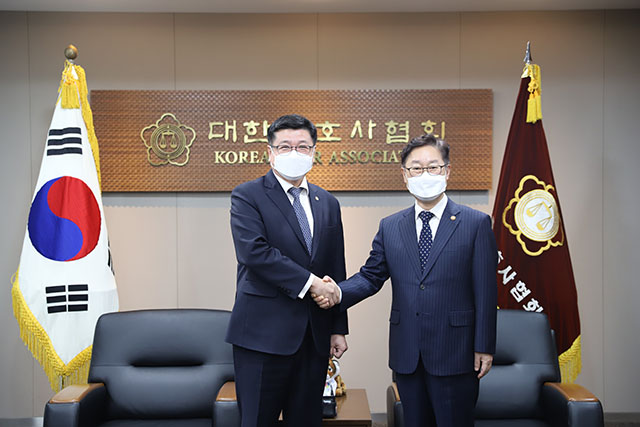 박범계 법무부 장관(오른쪽)이 9일 취임 이후 처음으로 대한변호사협회를 찾았다. /대한변호사협회 제공