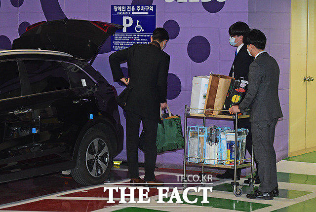 박 전 대통령의 소지품을 정리하는 병원 관계자들