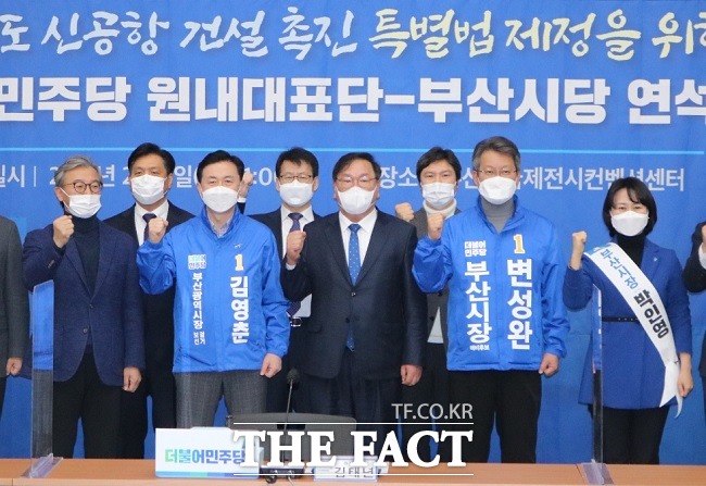 더불어민주당 지도부가 9일 부산 동구 부산항국제전시컨벤션센터 5층 이벤트홀에서 열린 원내대표단-부산시당 연석회의에 앞서 기념촬영을 하고 있다. /부산=김신은 기자