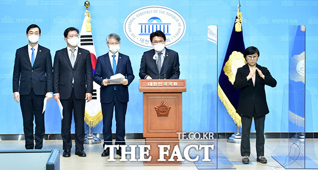 황운하 더불어민주당 의원을 포함한 장경태(왼쪽부터), 김승원, 민형배 의원이 9일 서울 여의도 국회 소통관에서 중대범죄수사청법 발의 기자회견을 갖고 있다. /국회=남윤호 기자