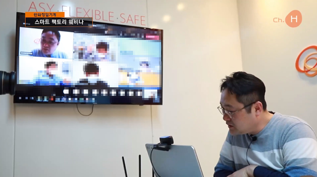 한화정밀기계 직원이 스마트팩토리 솔루션 관련 웨비나를 고객과 진행하고 있다. /한화 제공