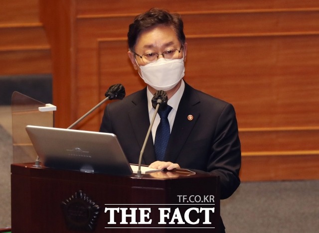 박범계 법무부 장관이 지난 4일 오후 국회 본회의에서 열린 정치·외교·통일·안보 분야 대정부질문에 출석, 의원 질의에 답변하고 있다. /국회=남윤호 기자(현장풀)