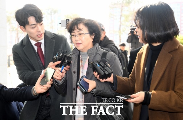 법원은 9일 환경부 블랙리스트 의혹으로 기소된 김은경(가운데) 전 환경부 장관의 선고공판을 열고 판결을 선고했다. /이새롬 기자