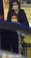  병원 나서는 박근혜 전 대통령 [포토]