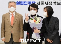  열린민주당 서울시장 후보된 김진애, '승리의 브이' [TF사진관]