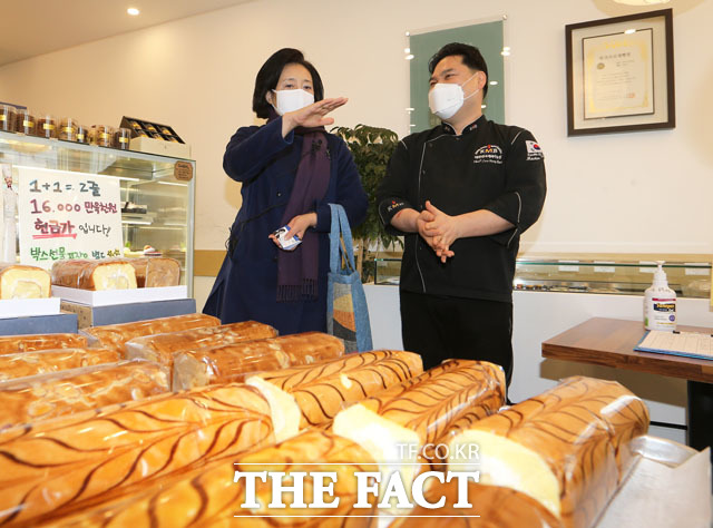 빵집을 방문해 소상공인과 대화를 나누는 박영선 예비후보의 모습.