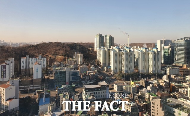 10일 한국부동산원에 따르면 정부의 2·4 공급대책 이후 전국 아파트 매매가격과 전셋값 오름 폭이 축소됐다. /이재빈 기자