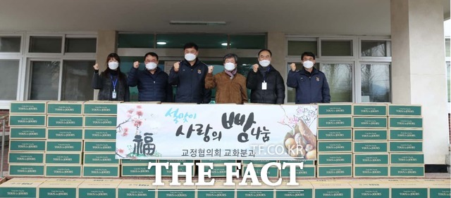 의정부교도소 교정협의회 김성군 회장을 비롯한 교화분과 교정위원들이 10일 의정부교도소를 찾아 사랑의 빵 나눔 행사를 가졌다. /의정부교도소 교정협의회 제공