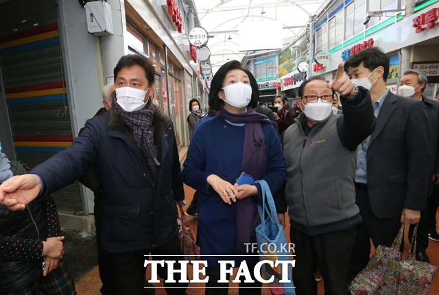 박영선 더불어민주당 서울시장 예비후보가 10일 오후 서울 구로구 남구로시장을 방문해 상인회 관계자들과 시장을 둘러보고 있다. /국회사진취재단