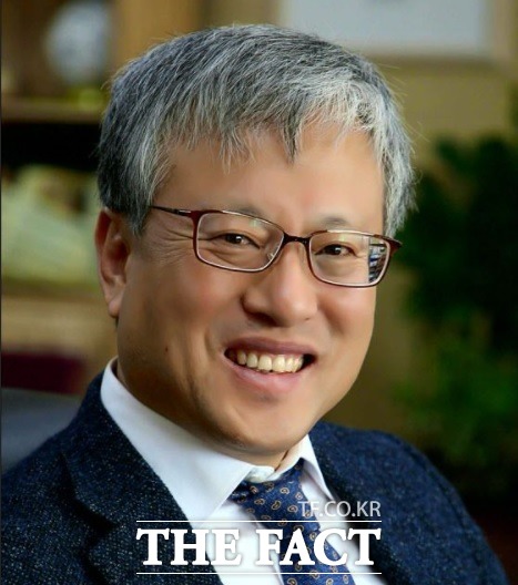 대구시 경제부시장으로 재임하던 중 풍력발전업체로부터 뇌물을 받은 혐의로 기소된 김연창 전 경제부시장이 징역5년, 벌금 1억1천만원을 선고받았다. 김연창 경제부시장