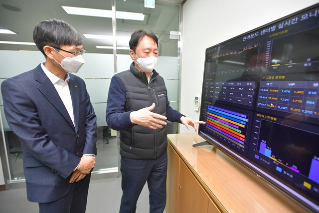 지난 8일 권준학 은행장(오른쪽)이 용산에 위치한 고객행복센터를 방문하여 설 연휴 비상근무체계 시스템에 대한 설명을 듣고 있다. /NH농협은행 제공