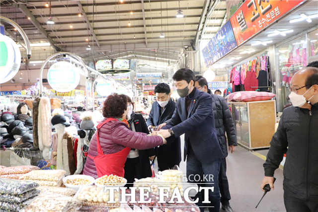 더불어민주당 김민철 의원이 의정부 제일시장을 방문해 상인들의 애로사항을 청취하는 등 민생행보를 펼치고 있다. /김민철 의원실 제공