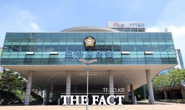 포항시의회 시의원이 시의회 직원을 동원해 선물을 돌려 물의를 빚고 있다./포항시의회제공