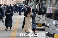  '귀성길이 아쉬운 연인' [포토]
