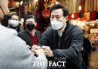  시장 상인들과 인사하는 오세훈 [TF사진관]