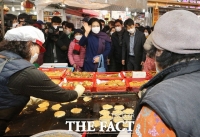  박영선, '시장 상인들과 설 인사' [TF사진관]
