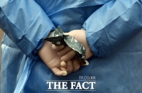  손난로 이용해 추위 녹이는 의료진 [포토]