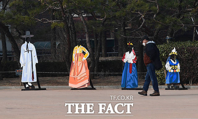 설 연휴인 11일 오전 서울 중구 남산골한옥마을이 방문객 없이 한산한 모습을 보이고 있다. /이동률 기자