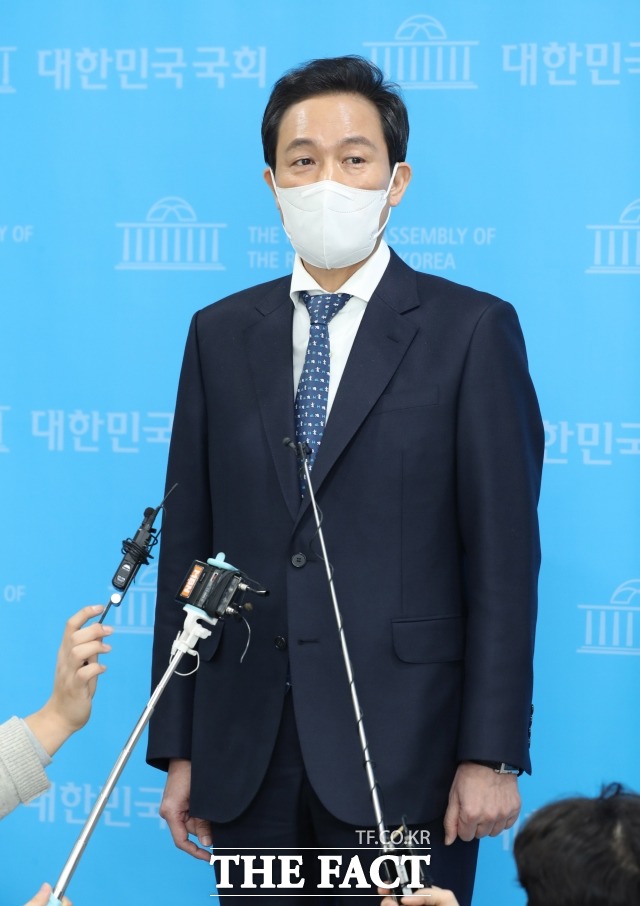 더불어민주당 서울시장 예비후보인 우상호 의원이 고 박원순 전 시장 배우자에 보낸 편지글이 2차 가해 논란이 일고 있다. 지난 1월 28일 국회 소통관에서 8번째 정책 공약 아동·돌봄 정책을 발표한 뒤 기자 질문에 답하고 있는 우 의원. /남윤호 기자