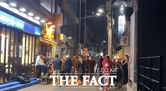 설 연휴 전날 밤인 10일 밤 대구 동성로에서 영업제한 시간인 10시 이후 길 위에선 술 파티를 벌이고 있다./대구=이성덕 기자