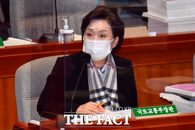 김현미 전 국토교통부 장관은 지난 2017년 12월 세입자에게 전월세 이사 걱정 없이 안정적으로 거주할 수 있는 임대주택을 제공하는 집주인에게는 그에 상응하는 혜택을 부여하겠다고 공표했다. /더팩트 DB