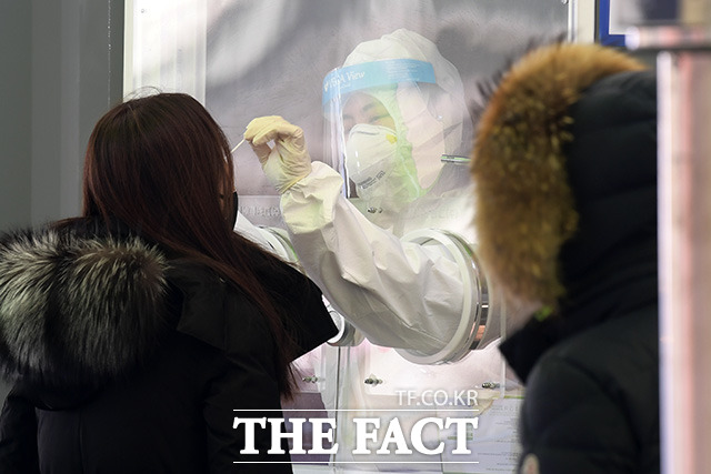 지난달 3일 오전 서울 용산구 서울역에 마련된 코로나19 임시선별검사소에서 시민들이 검사를 받고 있다. /남용희 기자