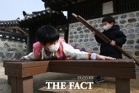  곤장 맞기 체험하는 어린이들 [포토]