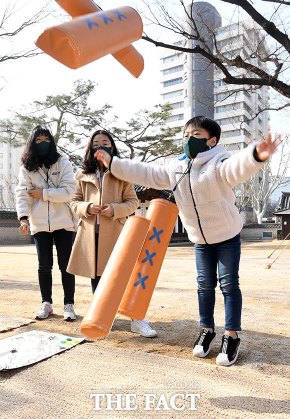 설 명절인 12일 오후 서울 종로 운현궁을 찾은 한 가족이 윷놀이를 하며 즐거운 시간을 보내고 있다./임영무 기자