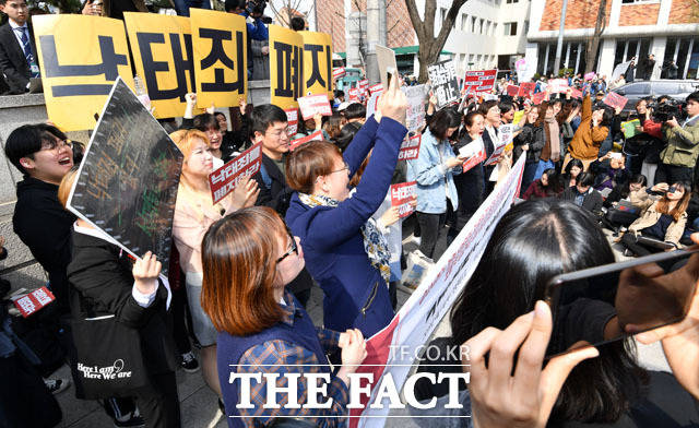 낙태죄 폐지에 따라 대법원이 낙태시술을 한 의사에게 직접 무죄 판결을 내렸다. 헌재 결정에 따라 낙태죄에 무죄가 선고되기는 이번이 처음이다./더팩트 DB