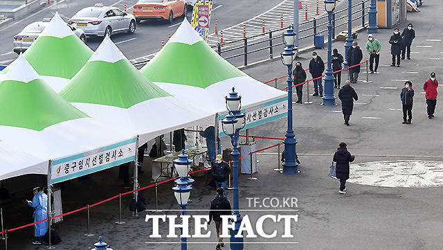 서울역 광장 중구임시선별검사소에서 검사자들이 줄지어 있다.
