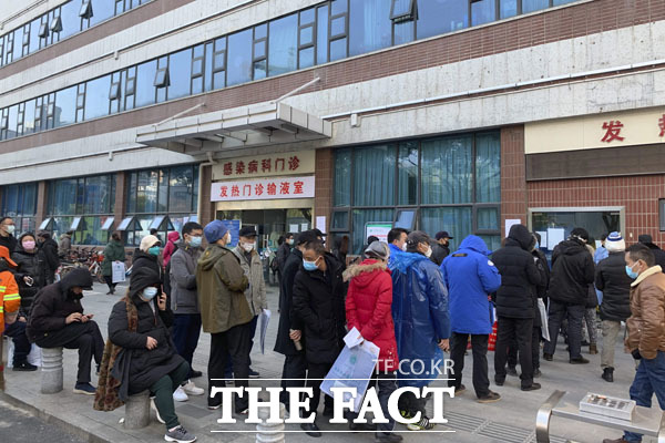 12일(현지시간) 월스트리트저널(WSJ) 보도에 따르면 중국이 코로나19의 기원을 찾으려는 WHO 조사팀에 초기 발병 사례들에 대한 미가공 원자료 제공을 거부했다. 사진은 지난해 1월 31일(현지시간) 중국 후베이성 우한의 시민들이 체온을 측정하기 위해 우한협화병원 앞에 줄을 서있는 모습. /AP.뉴시스