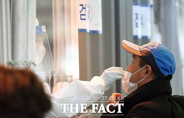 순천향대학교 서울병원에서 신종 코로나바이러스 감염증 확진자가 37명 발생했다. 사진은 13일 오전 서울역 광장에 마련된 코로나19 임시 선별검사소에서 시민들이 검사를 받고 있는 모습으로 기사의 특정 사실과 무관하다. /이새롬 기자