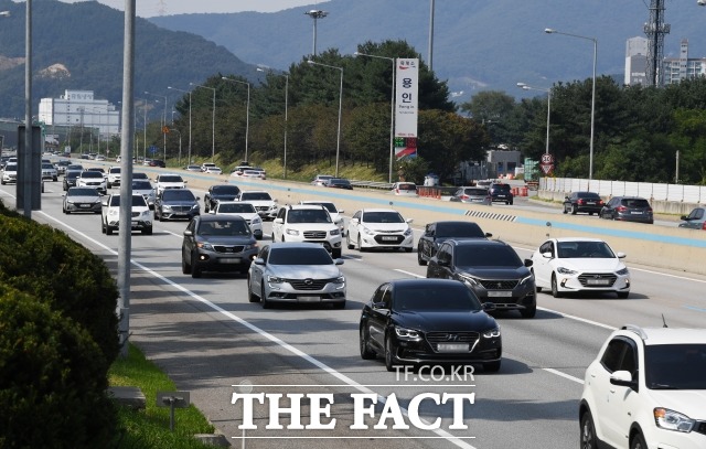 13일 오전 한국도로공사는 이날 전국 385만대의 차량이 고속도로를 이용할 것으로 전망했다. /더팩트 DB
