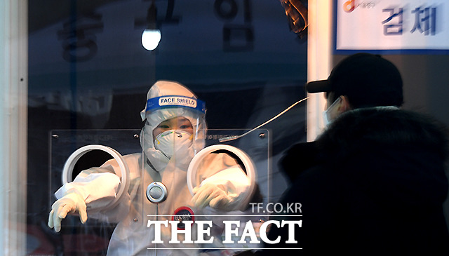 설연휴 사흘째인 13일 오전 서울역 광장에 마련된 코로나19 임시 선별검사소에서 의료진이 검사자들을 맞이하고 있다. /이새롬 기자