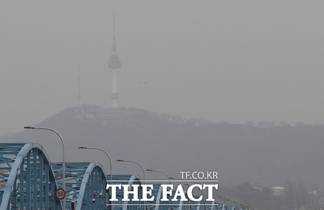 설 연휴 마지막 날인 14일은 전국에 비가 내리겠다. 미세먼지 농도는 나쁨 수준을 보이겠다. /더팩트 DB