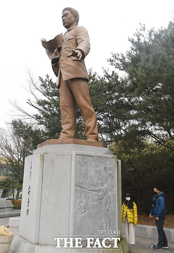 서울 남상공원에 위치한 안중근의사기념관 앞에는 안 의사 동상이 있다.
