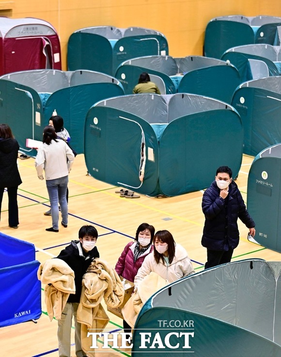 14일 일본 후쿠시마현 소마의 한 체육관에 주민들이 전날 발생한 지진으로부터 대피해 있다. /소마=AP.뉴시스