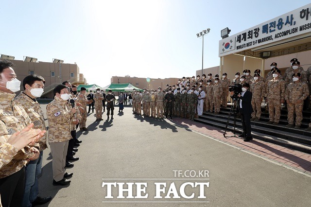 지난 9일부터 17일까지 6박 9일 일정으로 중동 국가 공식 방문에 나선 박병석 국회의장이 12일(현지시간) 아랍에미리트(UAE) 아크부대를 찾아 부대원들을 격려하고 있다. /국회 제공