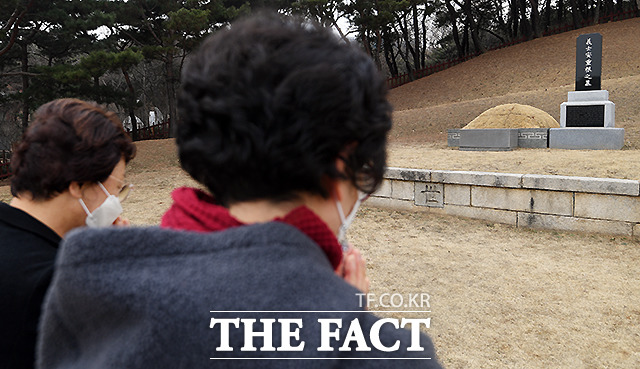 14일 오후 서울 용산구 효창공원 내 안중근 의사 가묘를 찾은 시민들이 묵념하고 있다. /이새롬 기자