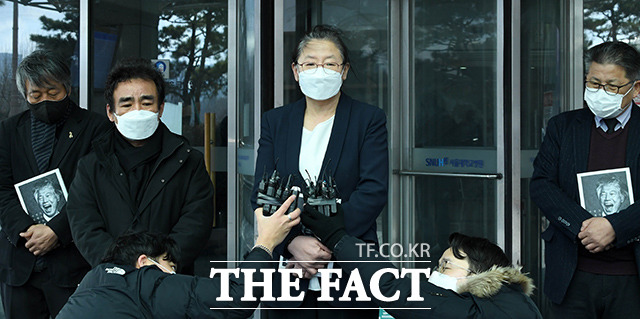 고 백기완 통일문제연구소장의 빈소가 15일 오후 서울 종로구 서울대학교병원 장례식장에 마련된 가운데 유가족인 장녀 백원담 교수(가운데)가 기자회견을 하고 있다. /이동률 기자