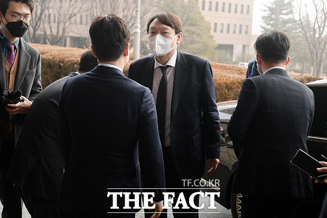 윤석열 검찰총장이 지난 1일 오전 경기도 과천 정부과천청사에서 박범계 신임 법무부 장관을 예방하기 위해 안으로 들어서고 있다./이선화 기자