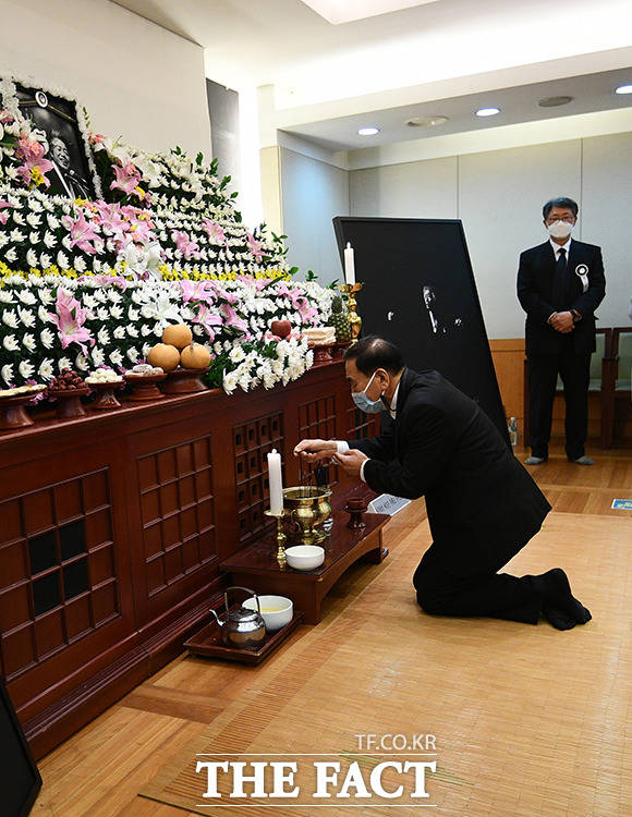 이재오 전 의원이 15일 오후 서울 종로구 서울대학교병원 장례식장에 마련된 고 백기완 통일문제연구소장 빈소를 찾아 조문하고 있다. /이동률 기자