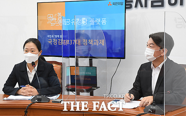 권은희(왼쪽) 국민의당 원내대표는 15일 YTN 라디오와 인터뷰에서 야권의 서울 연립시정, 서울시 공동운영과 관련해 단일화의 새 국면이라고 평가했다. 오른쪽은 안철수 국민의당 대표. /이새롬 기자