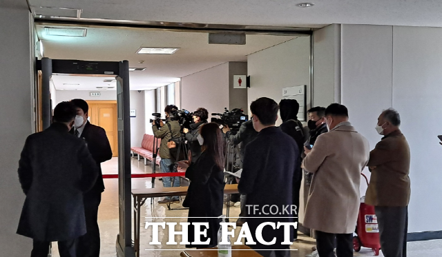 허석 순천시장 재판을 지켜보기 위해 법정을 찾은 30여명의 방청객과 취재기자들이 형사법정 314호실 입장을 하지 못한 채 밖에서 재판이 끝나기를 기다리고 있다. /유홍철 기자