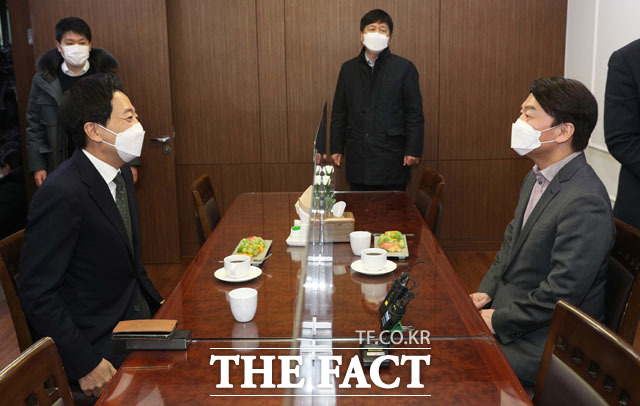 4.7 서울시장 보궐선거 제3지대 후보 단일화에 나선 안철수(오른쪽) 국민의당 대표와 금태섭 전 의원의 15일 첫 TV토론이 무산됐다. 지난 4일 국회에서 단일화 방안을 위해 만난 금 전 의원과 안 대표. /남윤호 기자